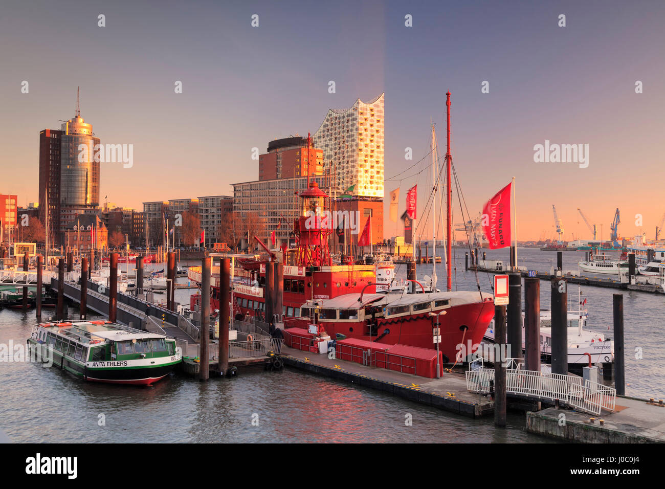 Elbphilharmonie bei Sonnenuntergang, Elbufer, HafenCity, Hamburg, Hansestadt, Deutschland Stockfoto