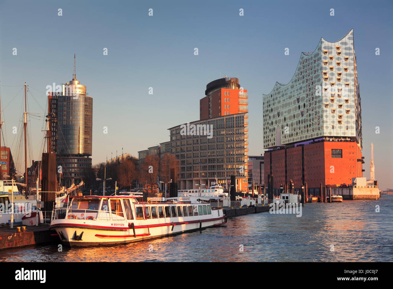Elbphilharmonie bei Sonnenuntergang, Elbufer, HafenCity, Hamburg, Hansestadt, Deutschland Stockfoto
