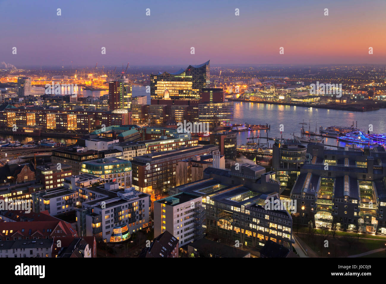 Blick über HafenCity und die Elbphilharmonie bei Sonnenuntergang, Hamburg, Hansestadt, Deutschland Stockfoto