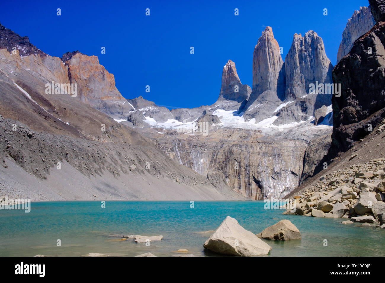 Ein Gletschersee und Felstürme, Torres del Paine Nationalpark, Patagonien, Chile Stockfoto