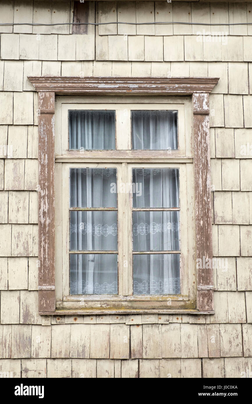 Markante Holzfliesen rund um ein Fenster in Chiloe Insel, nördlichen Patagonien, Chile Stockfoto