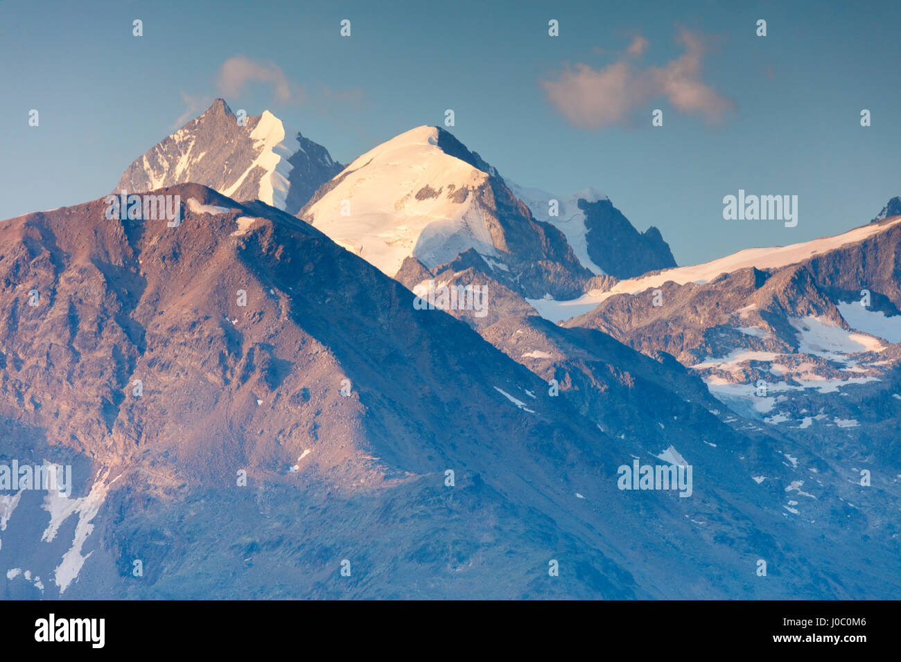 Die hohen Gipfel teilweise mit Schnee bedeckt, Muottas Muragl, Samedan, Kanton Graubünden, Engadin, Schweiz Stockfoto