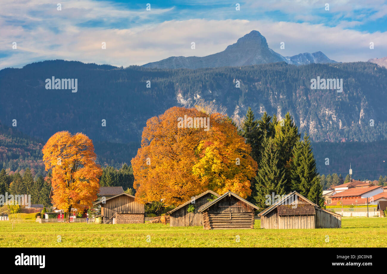 Holzhütten, umgeben von bunten Bäumen im Herbst, Garmisch Partenkirchen, Oberbayern, Deutschland Stockfoto