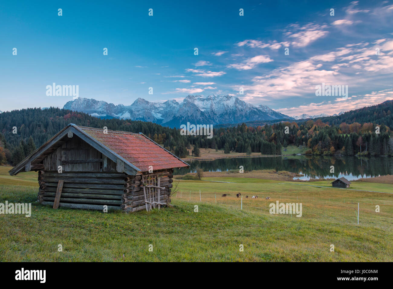 Holzhütte rahmt den Alpensee, umgeben von den Alpen, Geroldsee, Krun, Garmisch Partenkirchen, Oberbayern, Deutschland Stockfoto