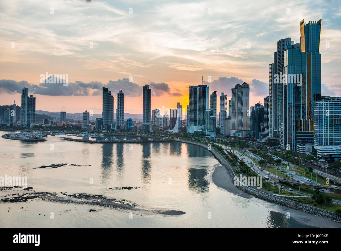 Skyline von Panama City bei Sonnenuntergang, Panama City, Panama, Mittelamerika Stockfoto