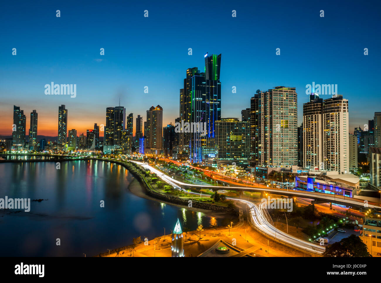 Die Skyline von Panama-Stadt bei Nacht, Panama City, Panama, Mittelamerika Stockfoto
