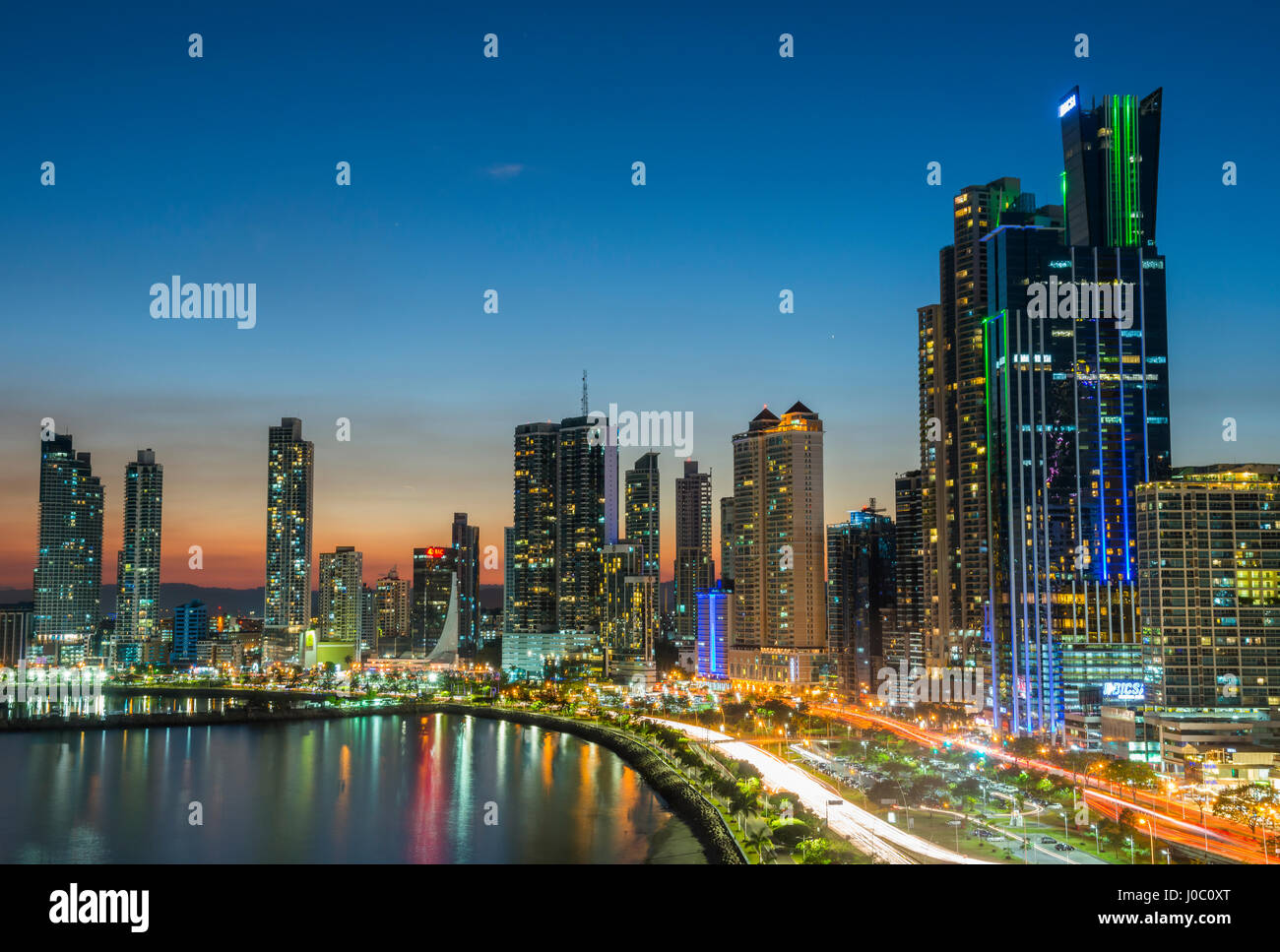 Die Skyline von Panama-Stadt bei Nacht, Panama City, Panama, Mittelamerika Stockfoto