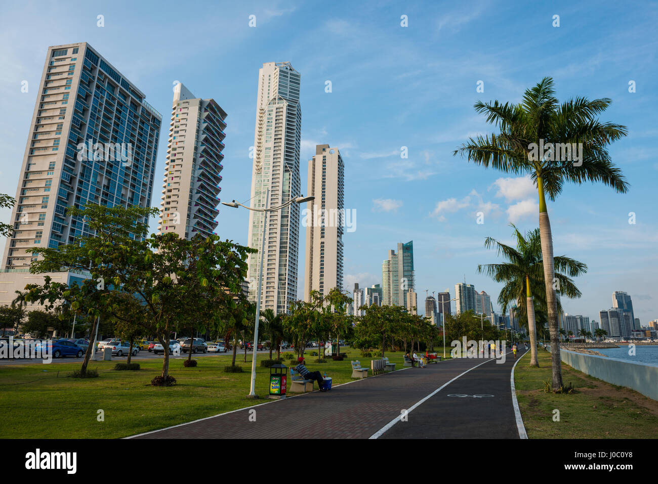 Gehweg und die Skyline von Panama City, Panama, Mittelamerika Stockfoto
