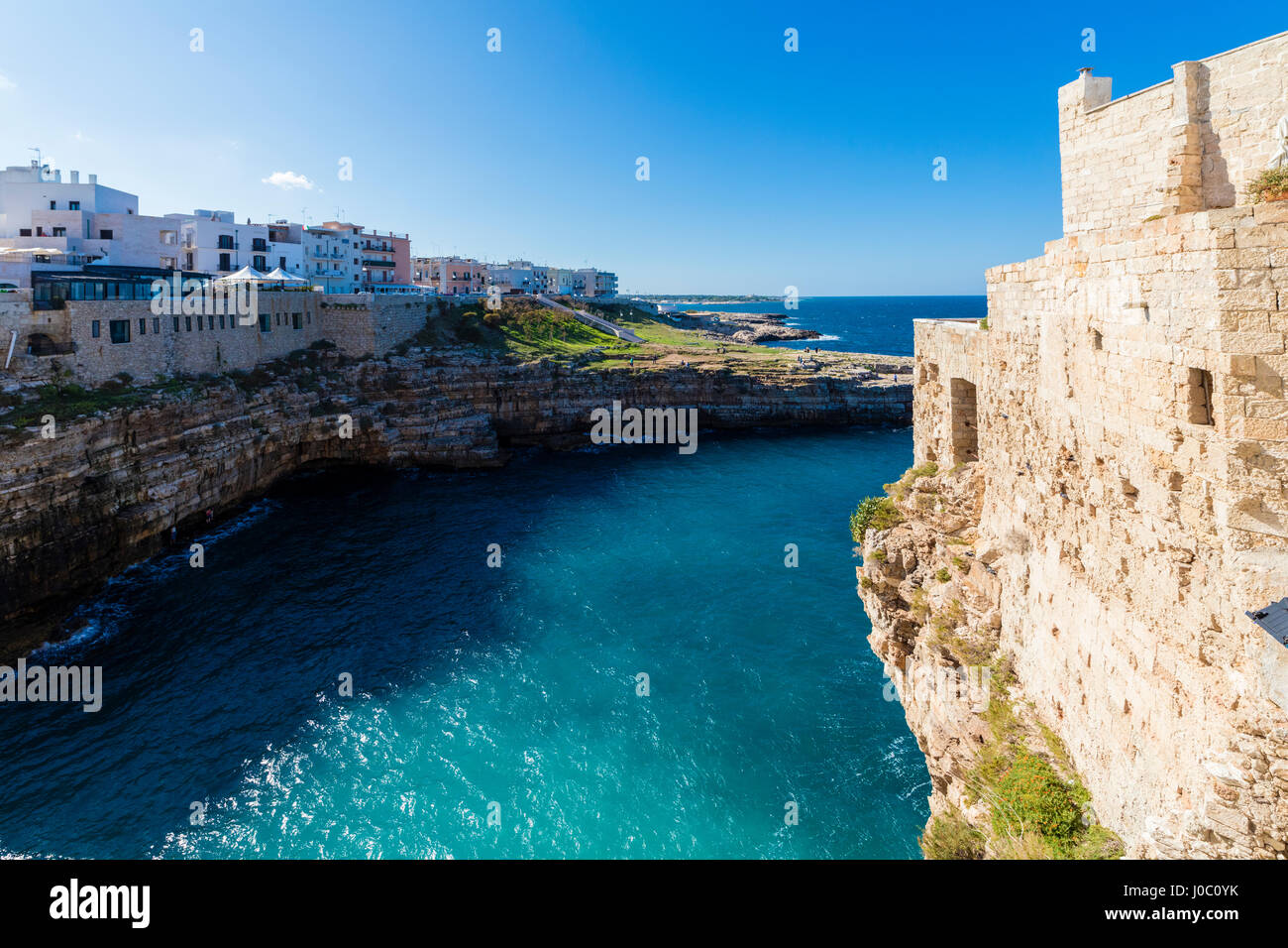 Türkisfarbenes Meer, eingerahmt von der Altstadt thront auf den Felsen, Polignano a Mare, Provinz Bari, Apulien, Italien Stockfoto