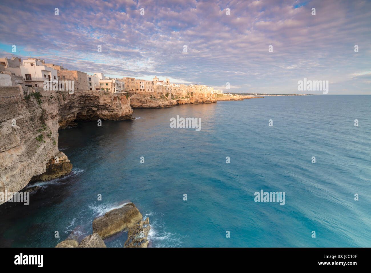 Sonnenaufgang auf das türkisfarbene Meer, eingerahmt von Altstadt thront auf den Felsen, Polignano a Mare, Provinz Bari, Apulien, Italien Stockfoto