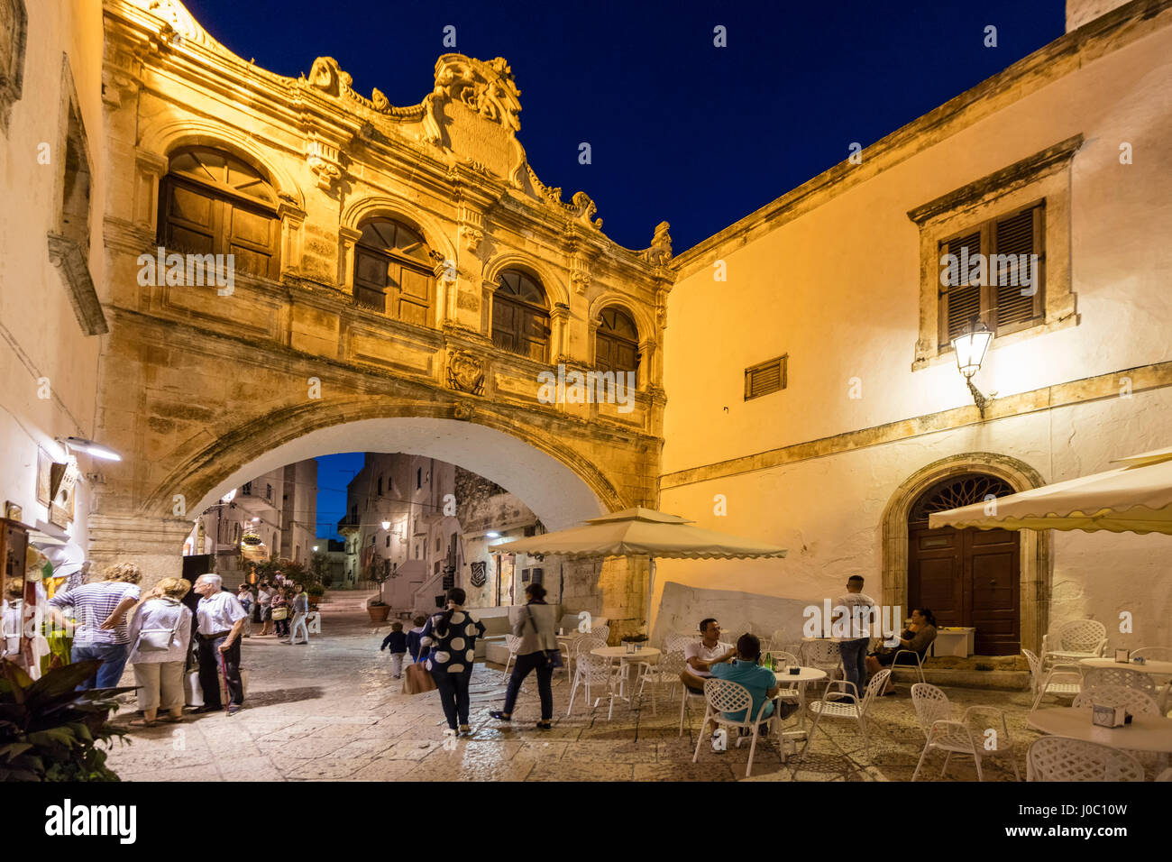 Nachtansicht der typischen Gassen der mittelalterlichen Altstadt Stadt Ostuni, Provinz Brindisi, Apulien, Italien Stockfoto