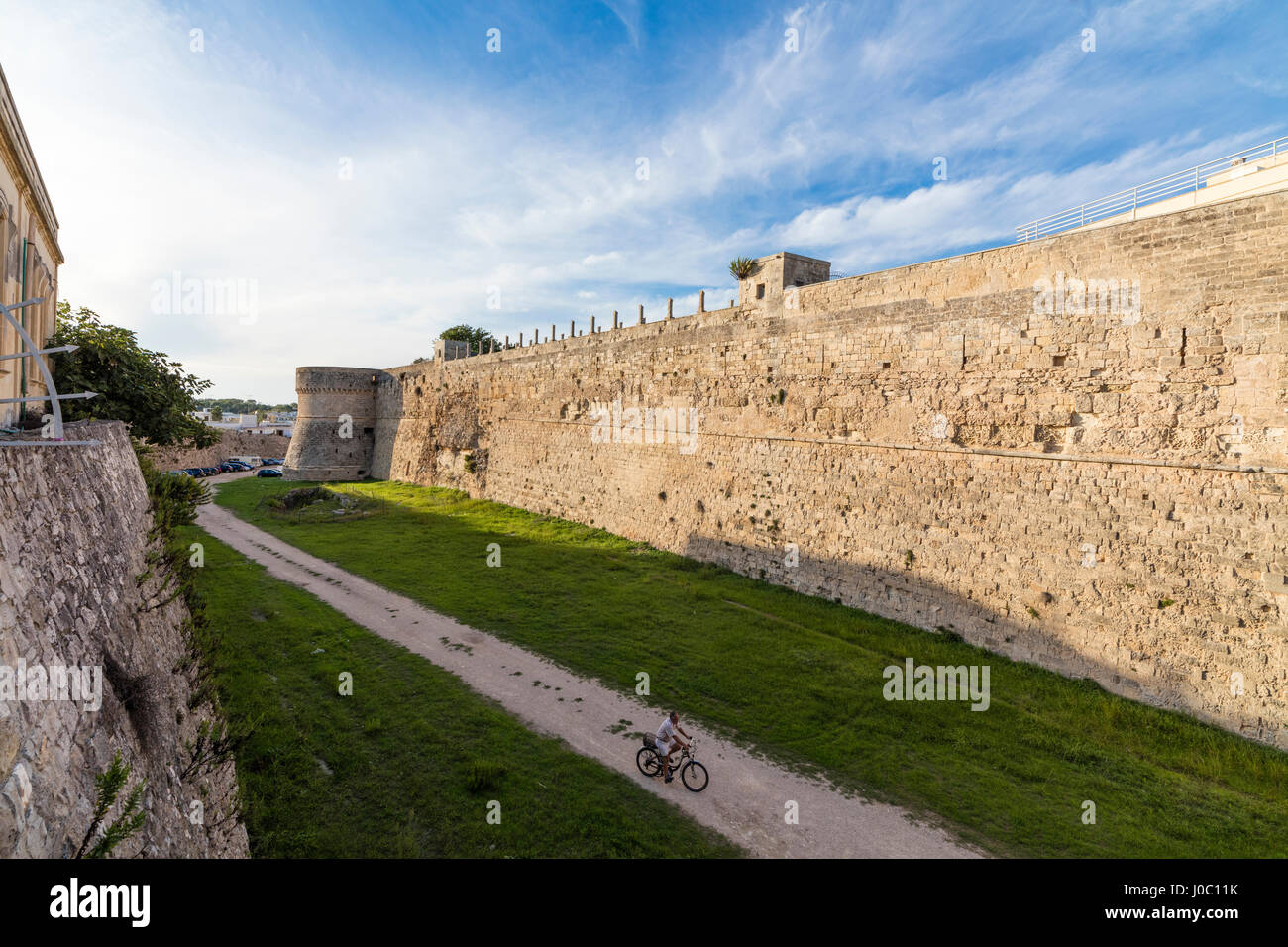 Die mittelalterliche Stadtmauer und Festung in der alten Stadt Otranto, Provinz Lecce, Apulien, Italien Stockfoto