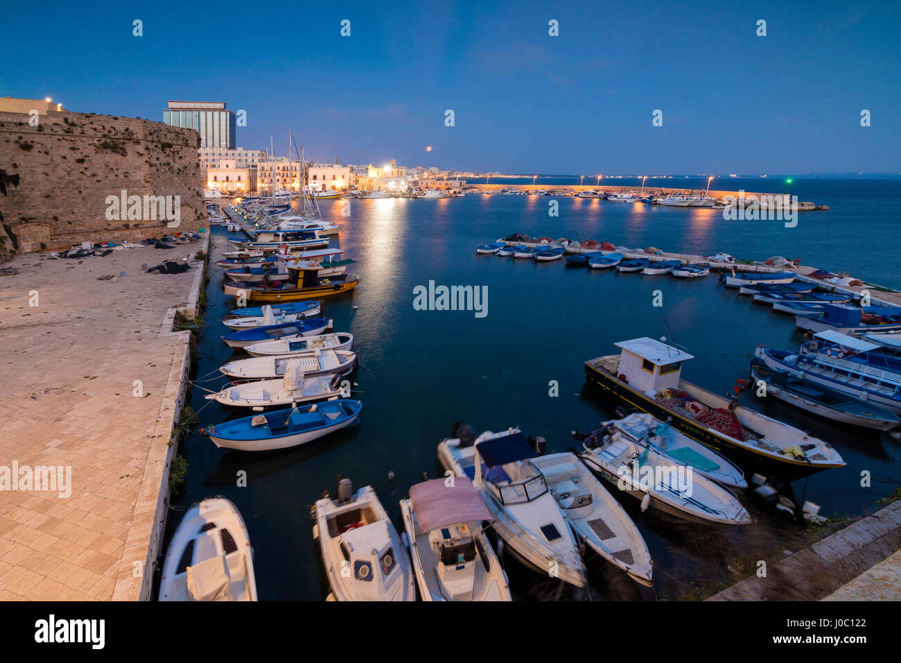 Dämmerung leuchtet, den Hafen und die mittelalterliche Altstadt Gallipoli, Provinz Lecce, Apulien, Italien Stockfoto