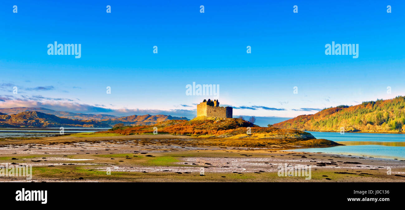 Castle Tioram auf die küstennahen Insel Eilean Tioram bei Ebbe an einem sonnigen Wintermorgen, Highlands, Schottland, UK Stockfoto