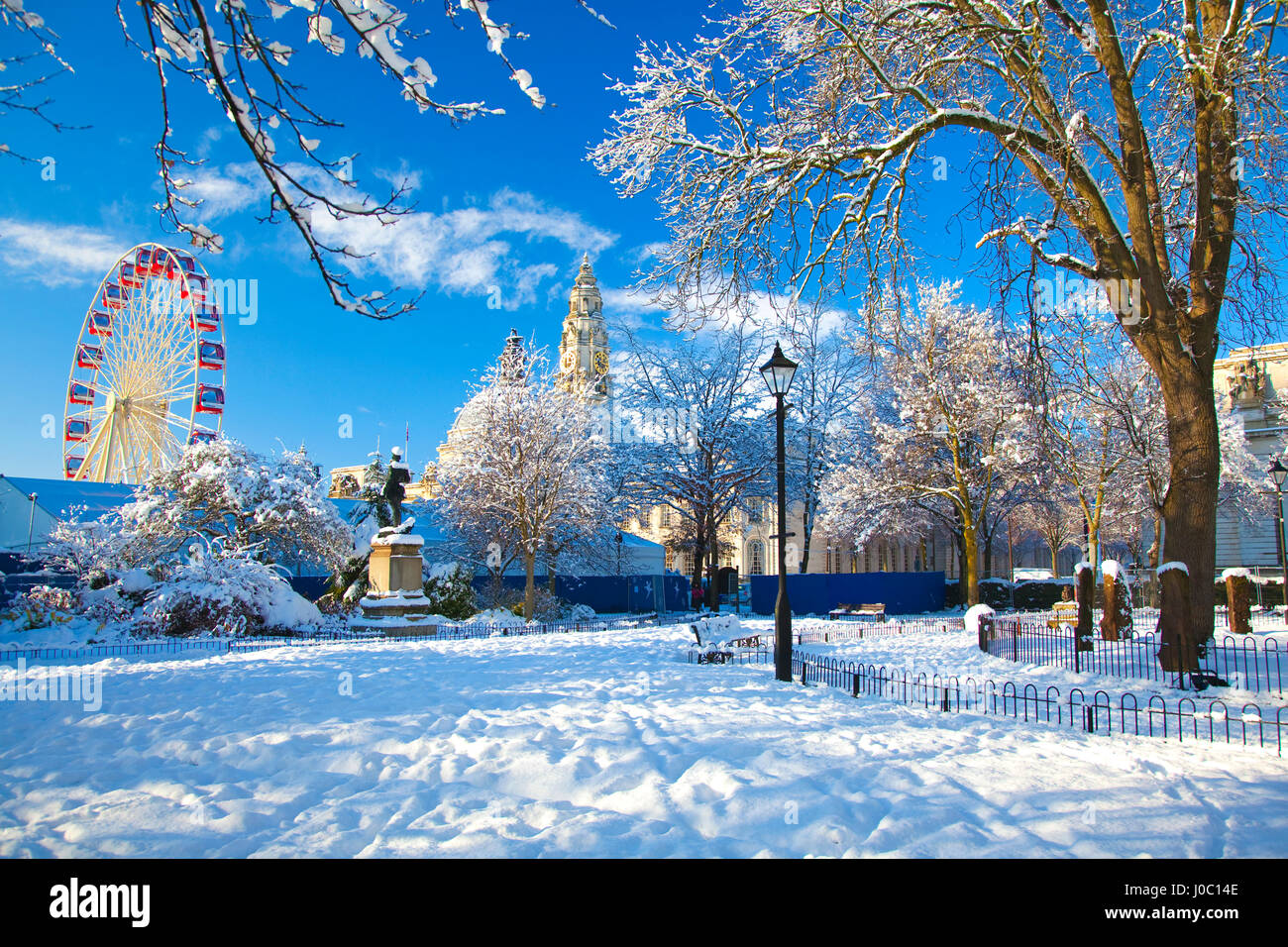 Rathaus, Cathays Park, Civic Centre in Schnee, Cardiff, Wales, UK Stockfoto