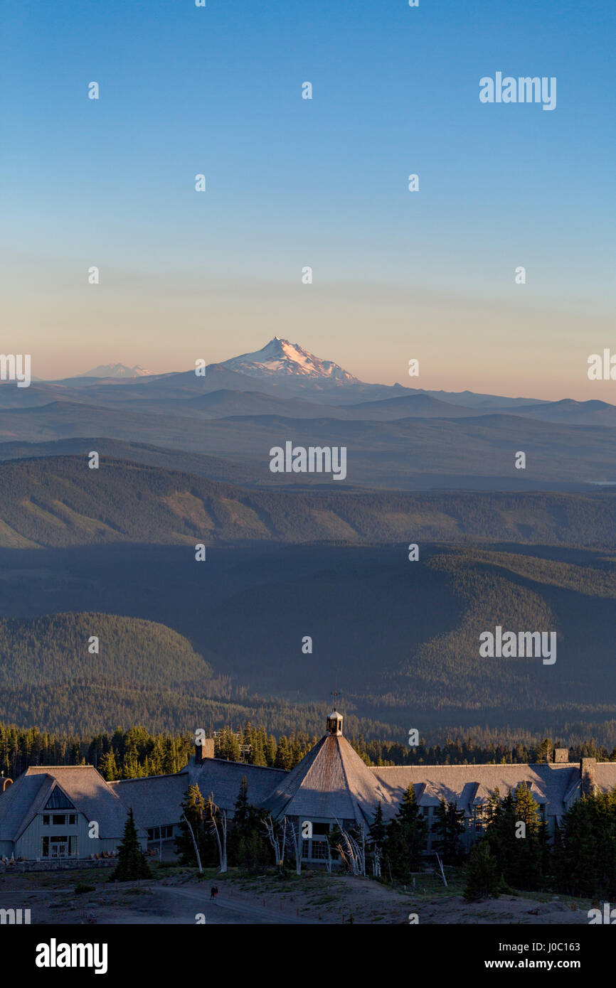 Timberline Lodge Hotel und Mount Jefferson, Teil der Kaskadenkette, pazifischen Nordwesten, Oregon, USA Stockfoto