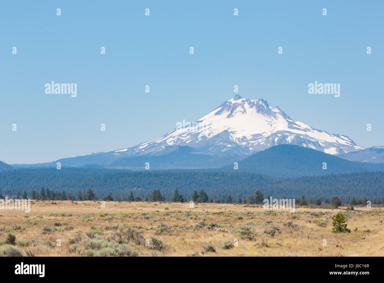Zentral-Oregon High Desert mit Mount Jefferson, Teil der Kaskadenkette, pazifischen Nordwesten, Oregon, USA Stockfoto