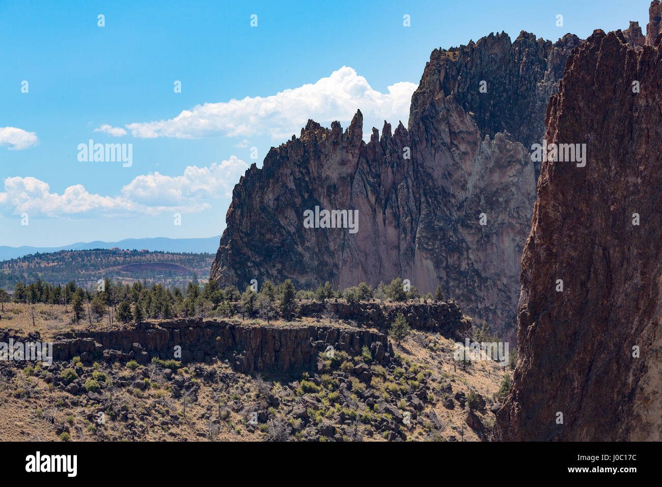 Der robuste Smith Rock State Park in Zentral-Oregon High Desert, in der Nähe von Bend, Oregon, USA Stockfoto