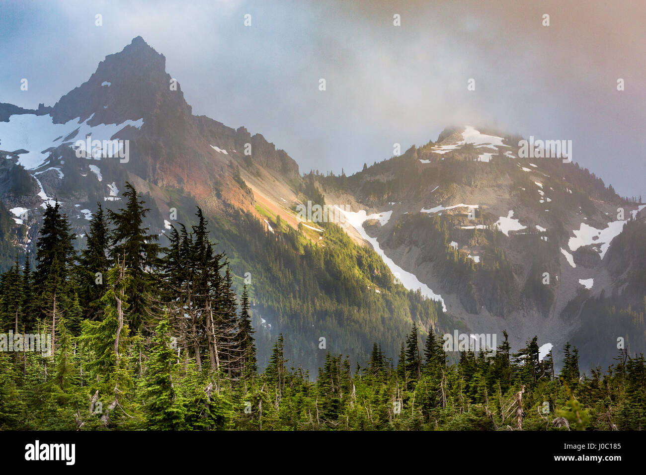 Dramatisches Licht auf der robusten Tatoosh Range in der Nähe von Mount Rainier, pazifischen Nordwesten, Washington State, USA Stockfoto