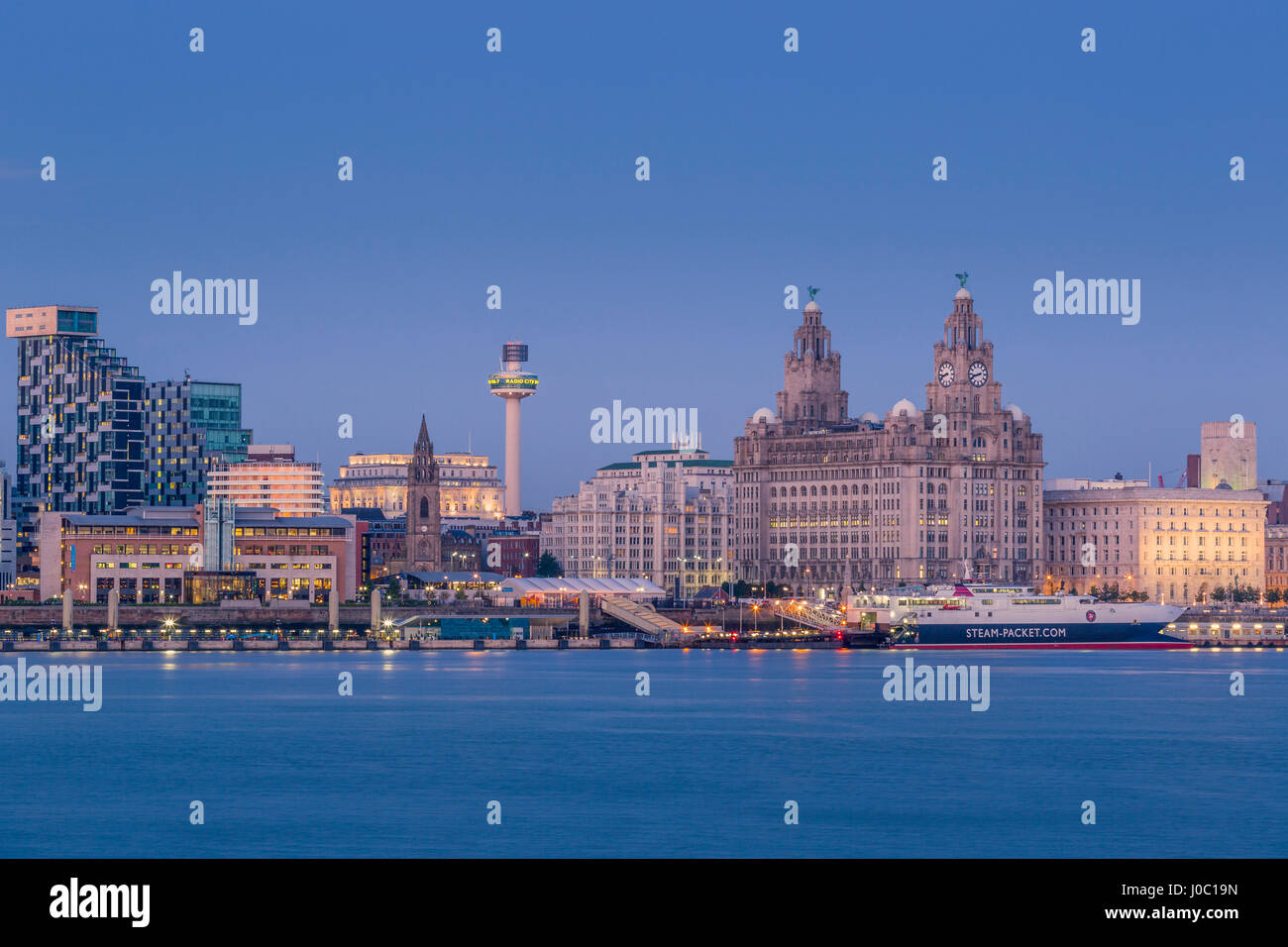 Blick über den Fluss Mersey auf die Skyline von Liverpool und Liver Buildings in der Abenddämmerung, Liverpool, Merseyside, England, UK Stockfoto