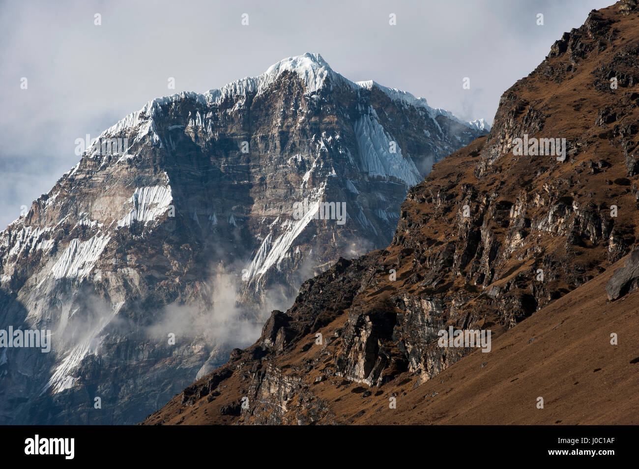 Das sich abzeichnende Gesicht der Jomolhari, die dritte höchste Berg in Bhutan auf 7326m, von dort, Bhutan, Himalaya, Asien gesehen Stockfoto
