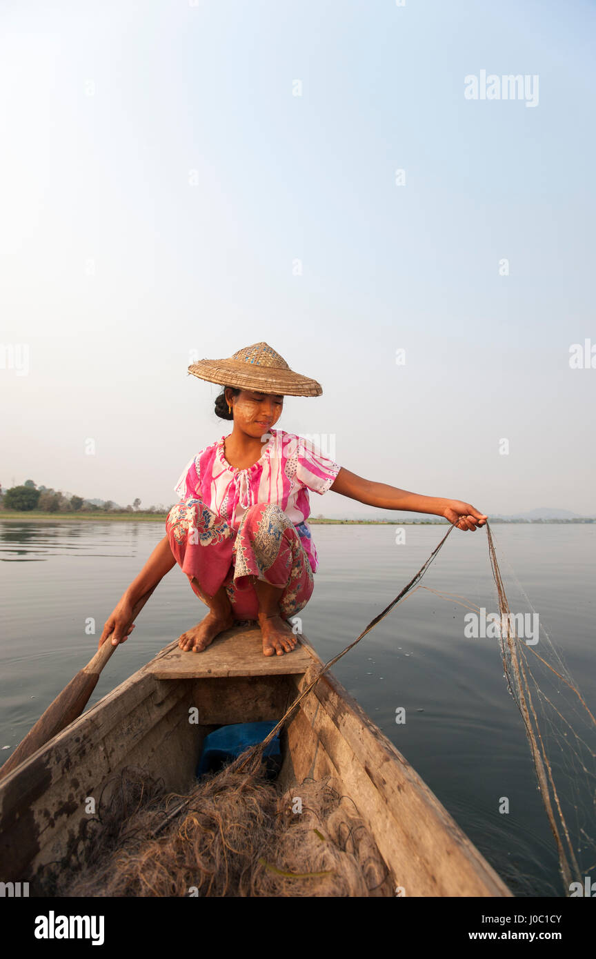 Eine junge Frau zieht in ihre Netze am Ende des Tages am Indawgyi Lake, Kachin-Staat, Myanmar (Burma), Asien Stockfoto