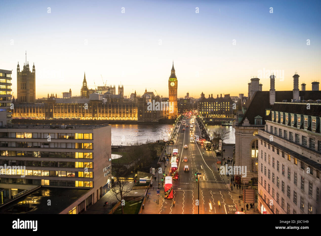 Vogelperspektive Blick auf Big Ben, der Palace of Westminster und Westminster Bridge bei Dämmerung, London, England, UK Stockfoto