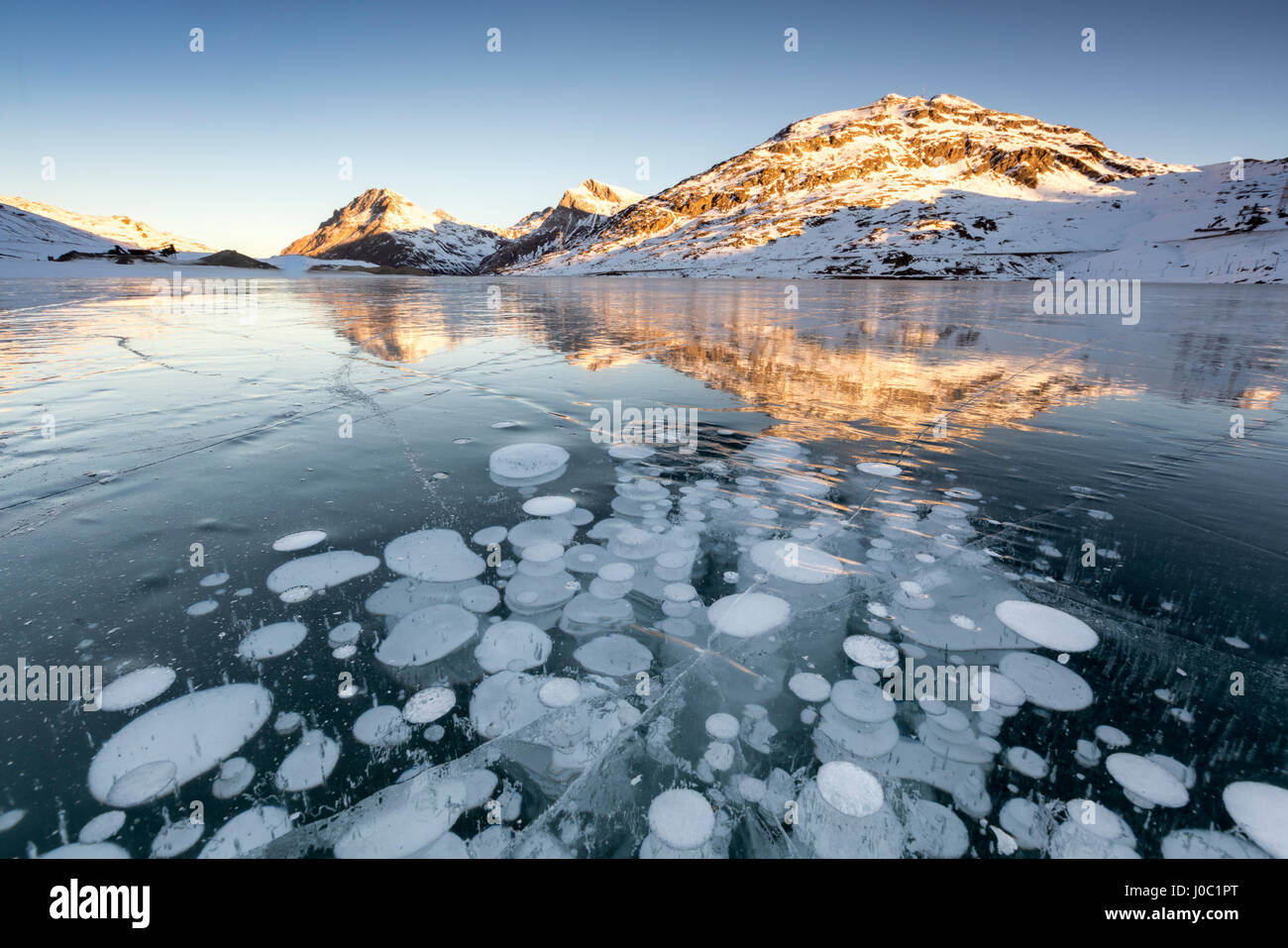 Eis-Bläschen am Sonnenaufgang, Bianco See, Bernina Pass, Engadin, Schweiz  Stockfotografie - Alamy