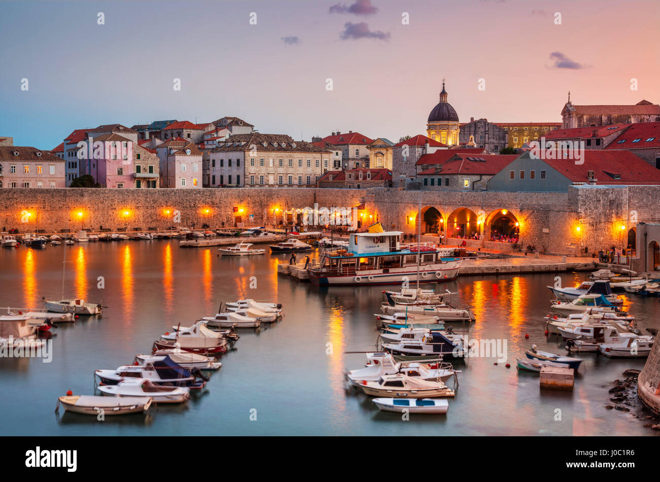 Angelboote/Fischerboote bei Sonnenuntergang im alten Hafen, Altstadt von Dubrovnik, UNESCO-Weltkulturerbe, Dubrovnik, Dalmatien, Kroatien Stockfoto