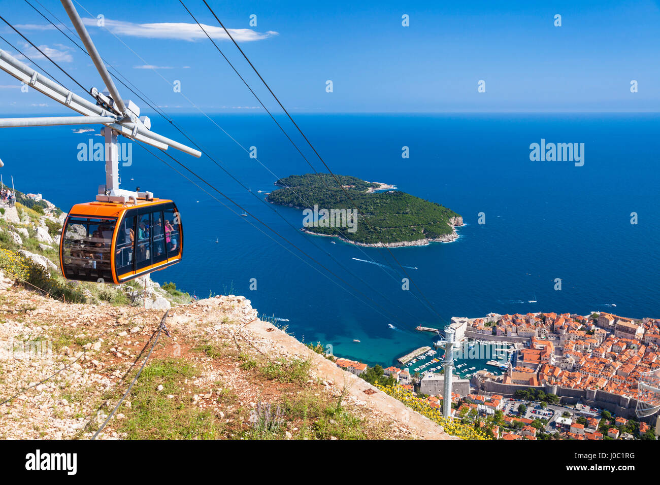Seilbahn, Insel Lokrum und Altstadt Dubrovnik anzeigen, Dubrovnik, Dalmatien, Kroatien Stockfoto