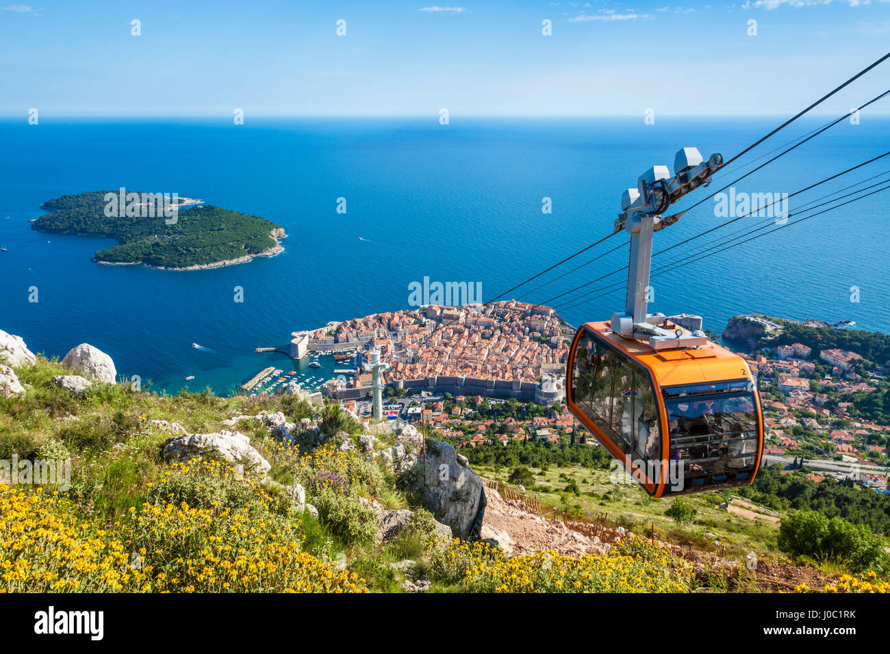 Seilbahn, Insel Lokrum und Altstadt Dubrovnik anzeigen, Dubrovnik, Dalmatien, Kroatien Stockfoto
