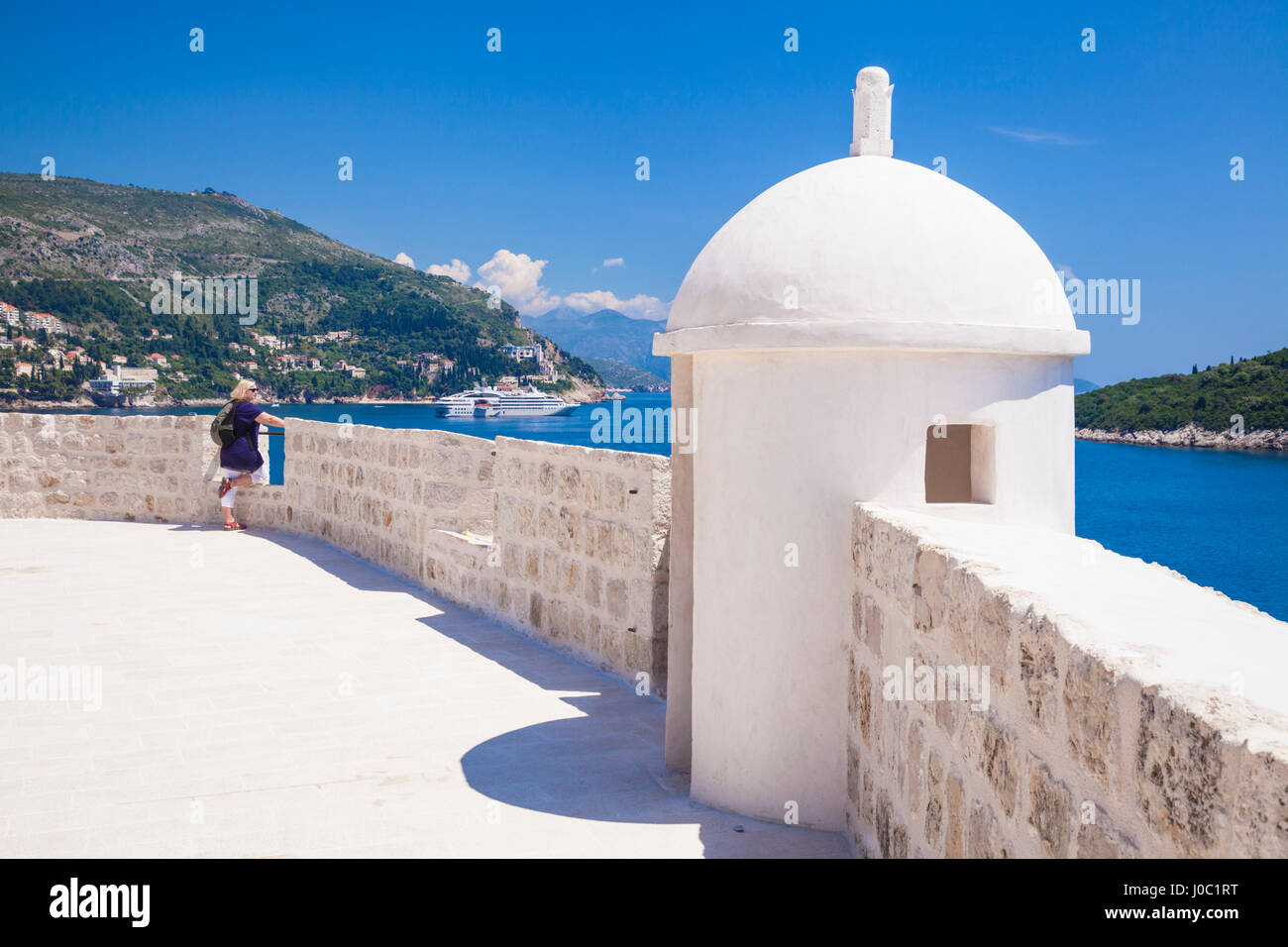 Alten Stadtmauern und Blick auf Küste, Dalmatien, Kroatien, Dubrovnik, Dubrovnik Altstadt, UNESCO-Weltkulturerbe Stockfoto