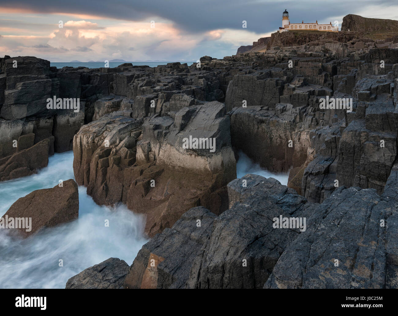 Die dramatische Küste und den Leuchtturm am landschaftlich Punkt, Isle Of Skye, innere Hebriden, Schottland, UK Stockfoto