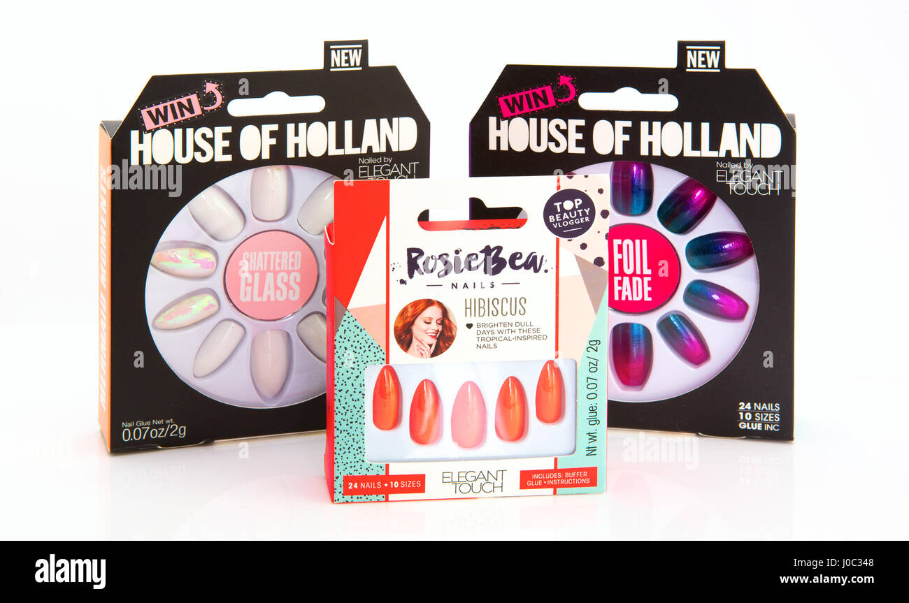 SWINDON, UK - 6. April 2017: elegante Touch falsche Nägel auf weißem Hintergrund Stockfoto