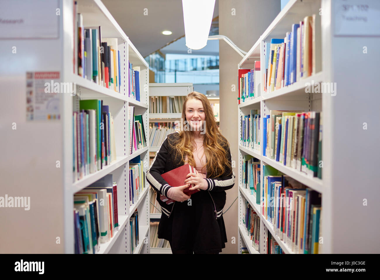 Studentin in der Bibliothek arbeiten Stockfoto