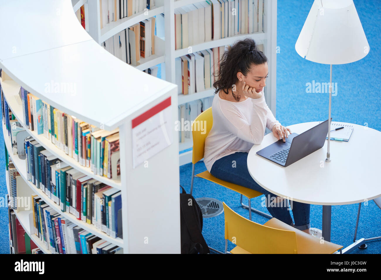 Studentin in der Bibliothek arbeiten Stockfoto