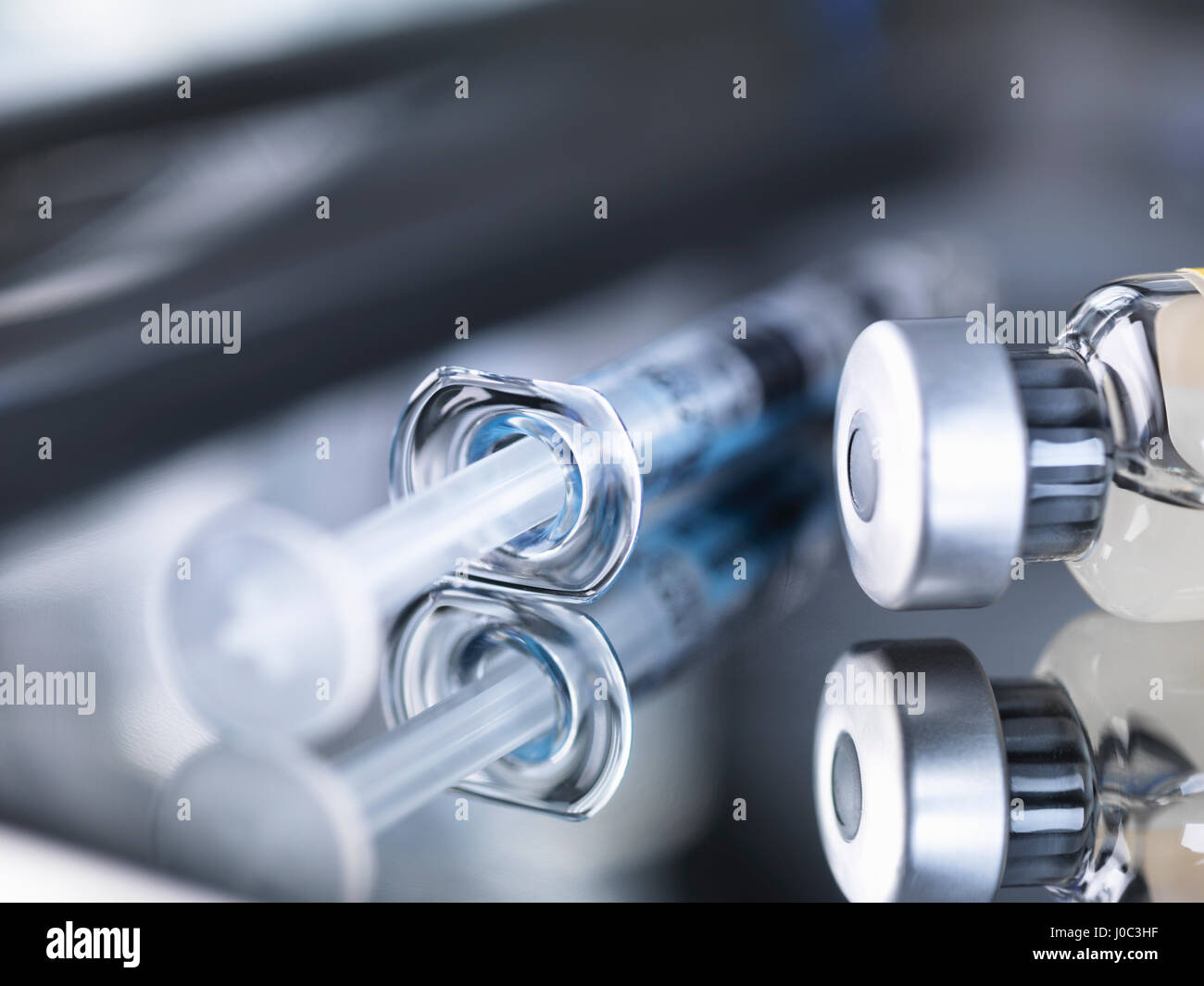 Glasphiole von Medizin und Spritze auf OP-Tray, Nahaufnahme Stockfoto