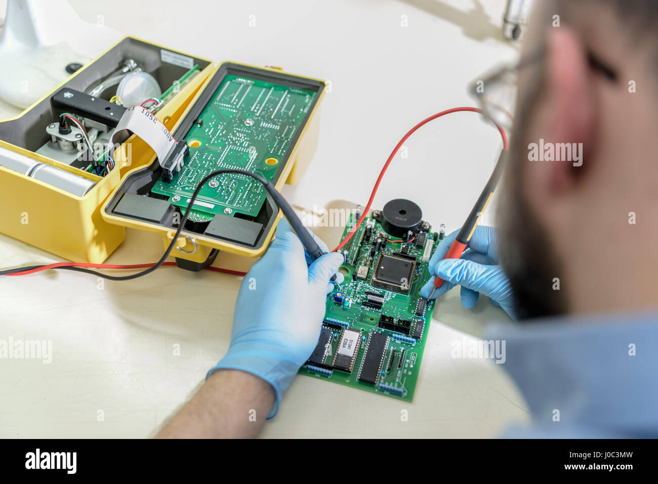 Arbeiter, die elektrischen Komponenten im Labor zu testen Stockfoto