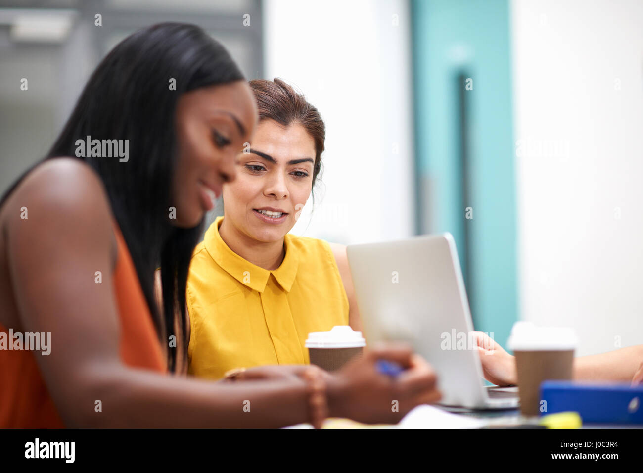 Business-Frauen in Treffen mit laptop Stockfoto