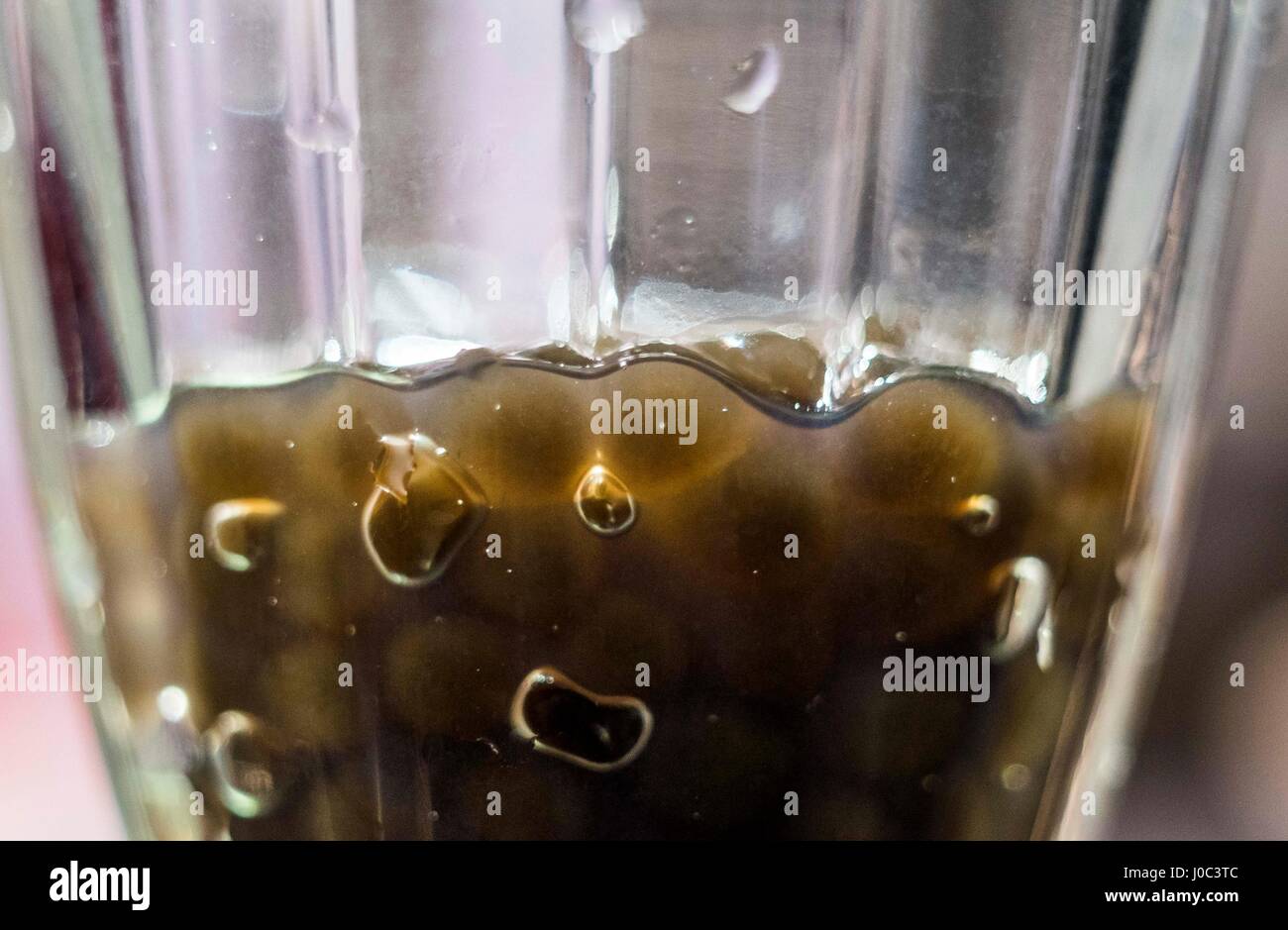 Eine Reihe von zwölf Nahaufnahme Makro-Fotos Detaillierung Bubble Tea oder Boba Tee. Taiwan ist der Geburtsort des Phänomens, die Bubble Tea ist. Stockfoto