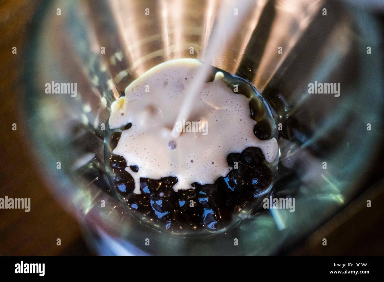 Eine Reihe von zwölf Nahaufnahme Makro-Fotos Detaillierung Bubble Tea oder Boba Tee. Taiwan ist der Geburtsort des Phänomens, die Bubble Tea ist. Stockfoto