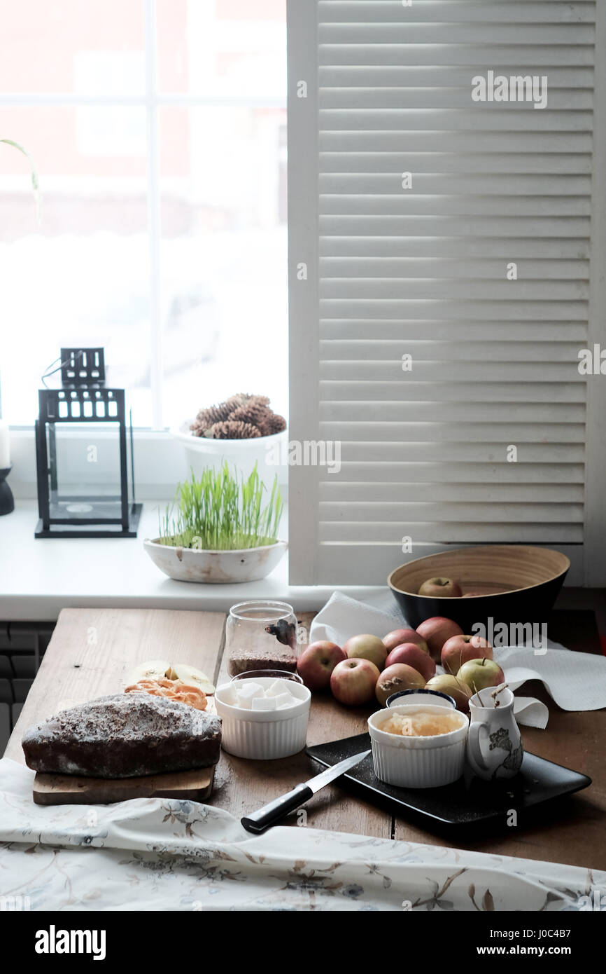 Kuchen und Dessert Zutaten mit Äpfeln auf Küchentisch Stockfoto