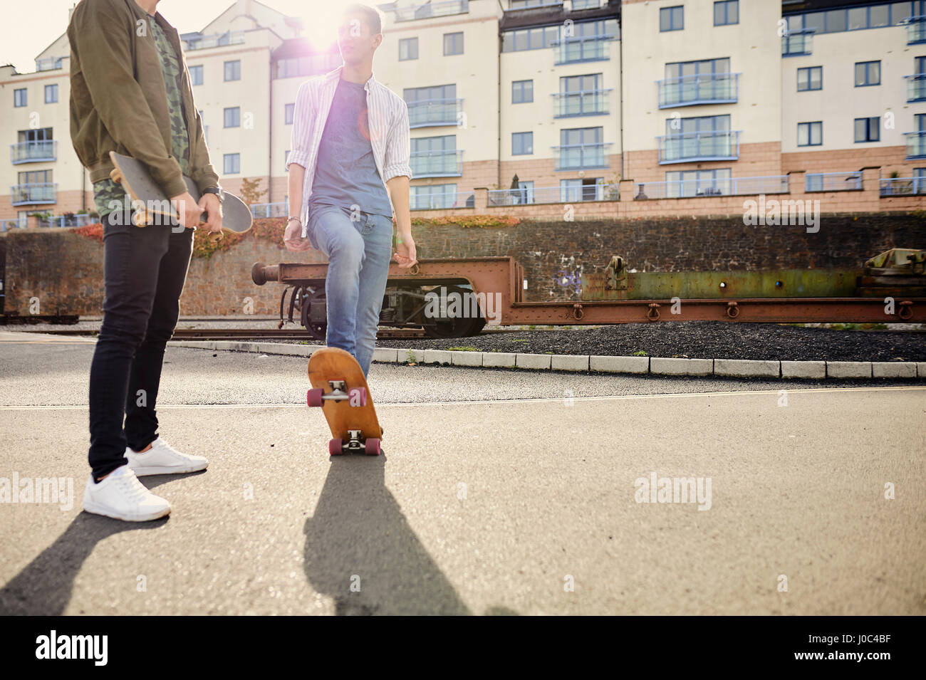 Zwei junge Männer Skateboarden im Stadtgebiet, Bristol, UK Stockfoto