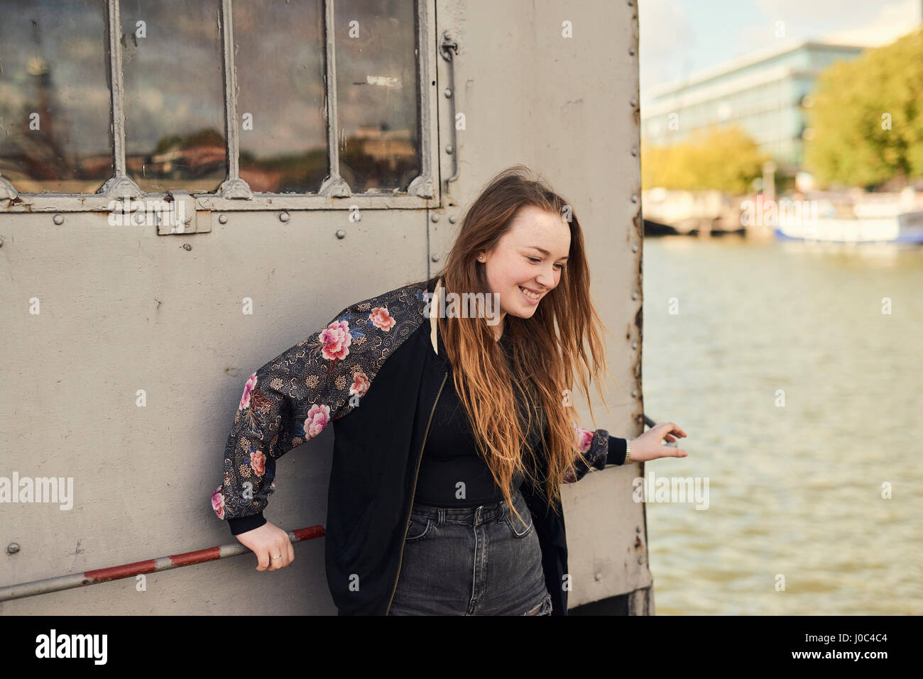 Junge Frau herumalbern Fluss, Bristol, UK Stockfoto