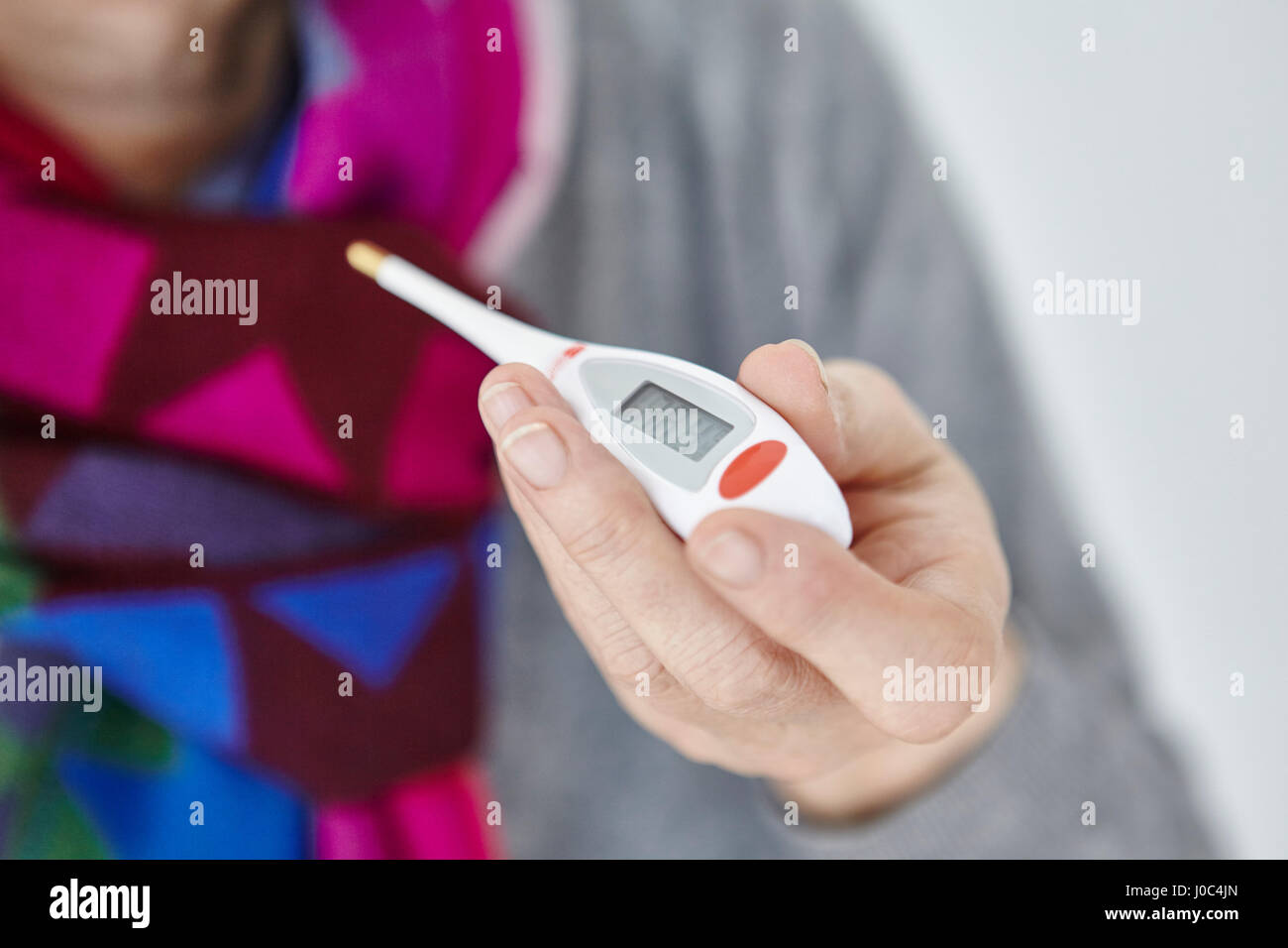 Ältere Frau mit Digitalthermometer, close-up Stockfoto