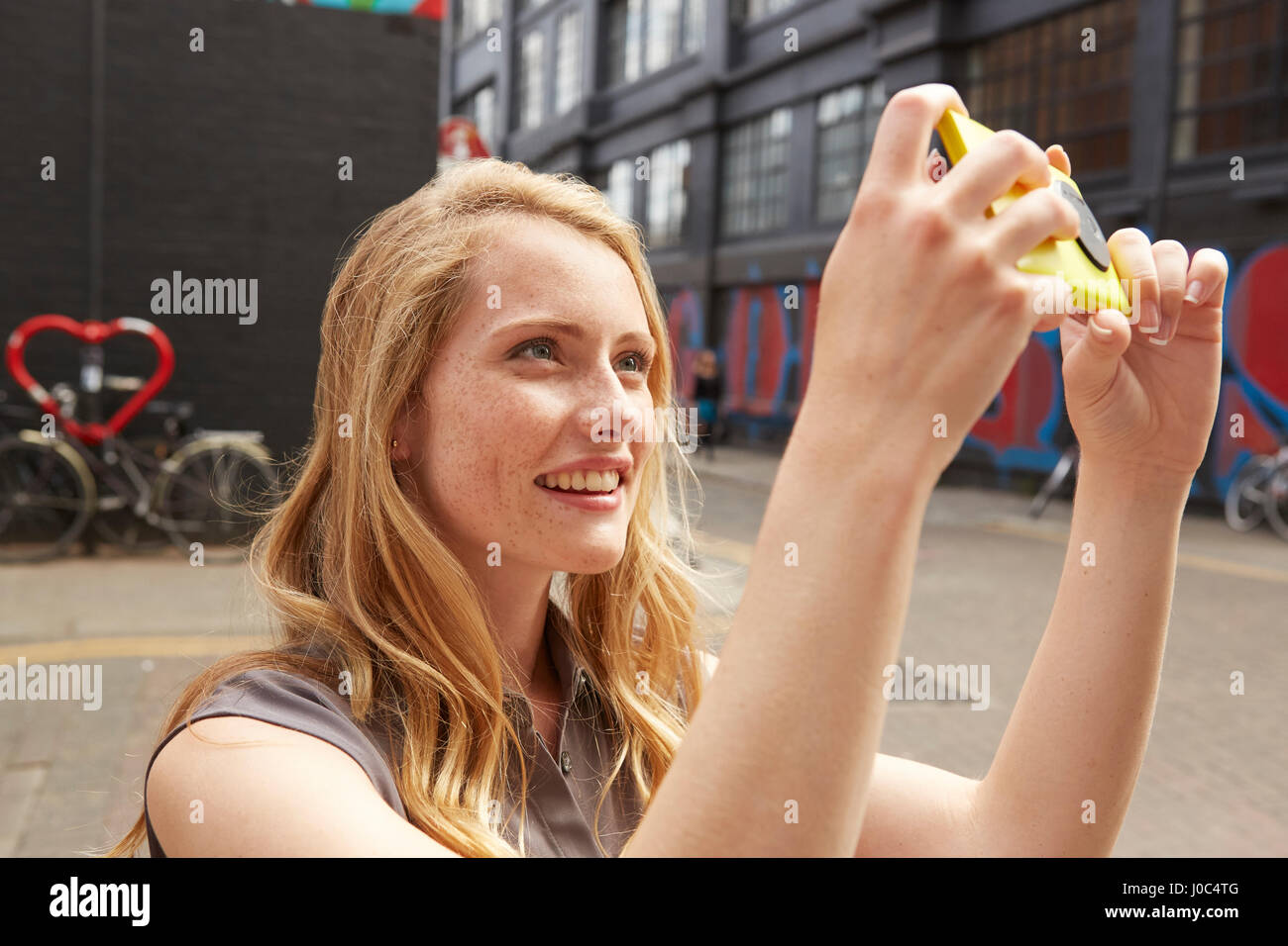 Frau, die Selfie in Straße, London, UK Stockfoto