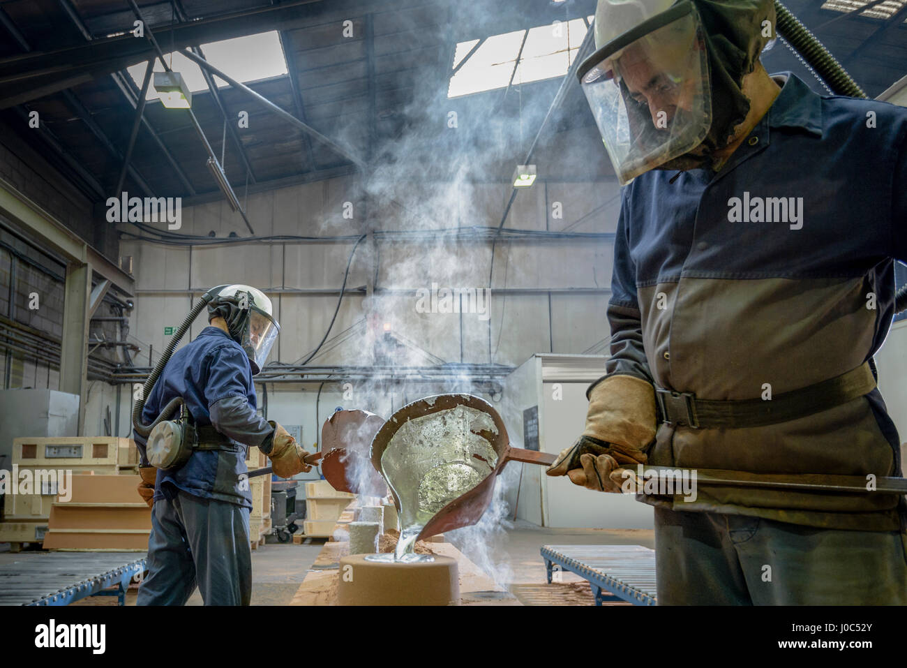 Gießen von flüssigem Aluminium in Formen in Präzision Gießen Fabrik Arbeiter Stockfoto