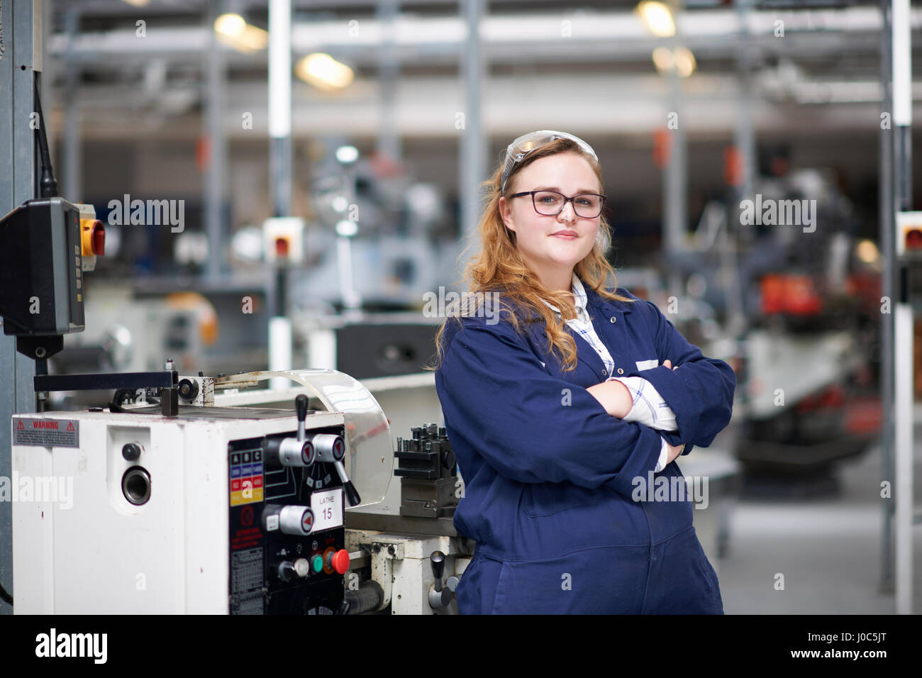 Porträt von weiblichen Hochschulbildung Student in Maschinenwerkstatt am college Stockfoto