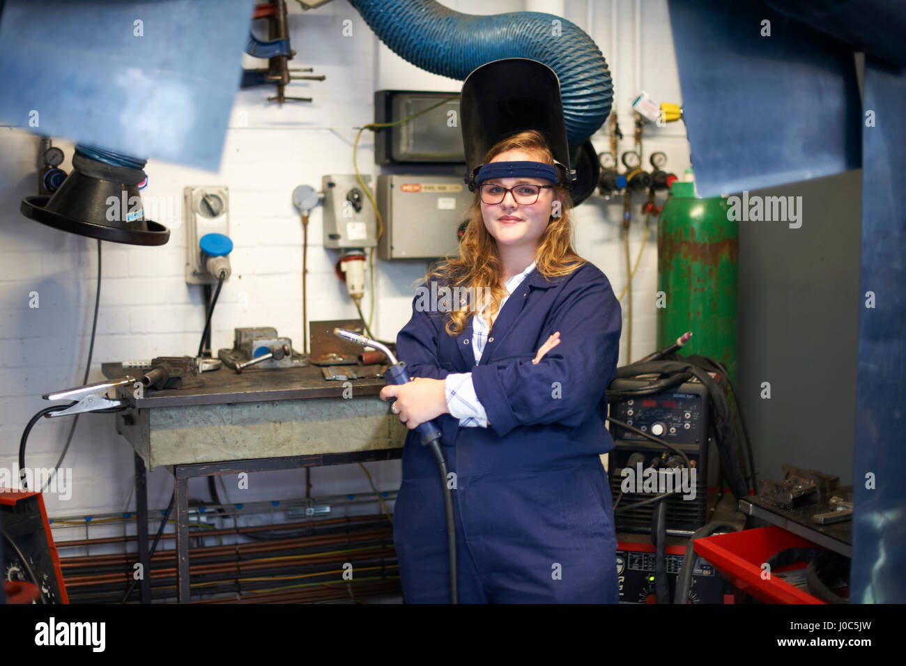 Porträt von weiblichen Hochschulbildung Student mit Schweißbrenner in Workshop am college Stockfoto