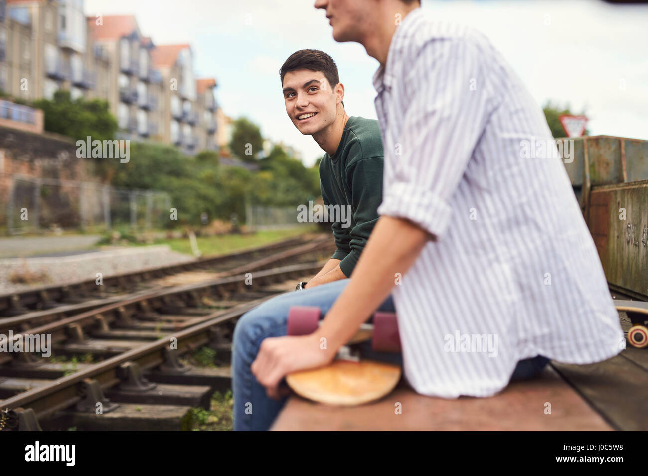 Zwei junge Männer sitzen trainieren Track, Bristol, Großbritannien Stockfoto